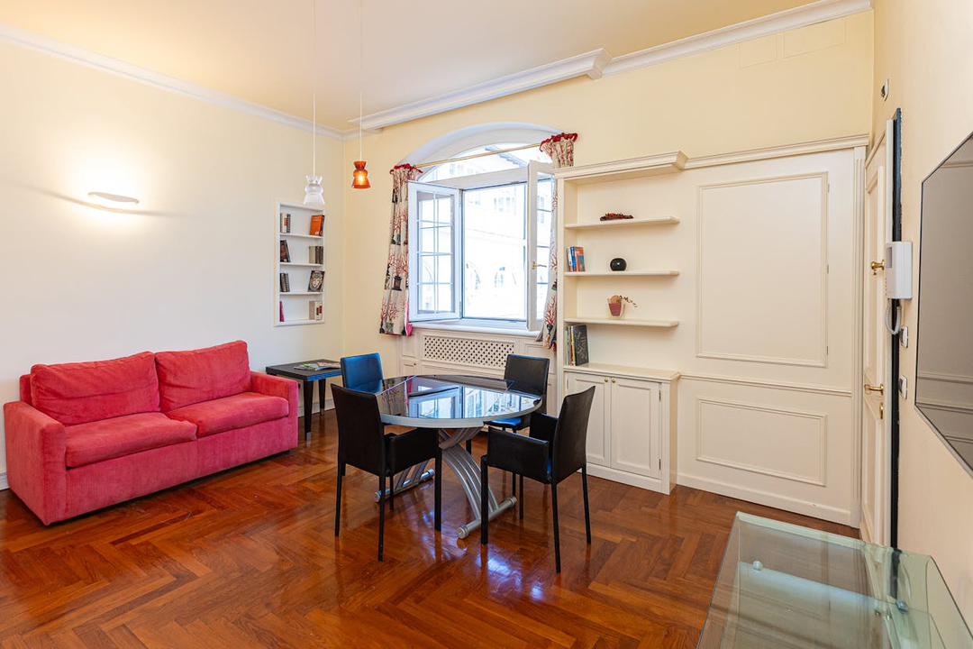 Monti Elegance – Historic Apartment Steps from the Colosseum