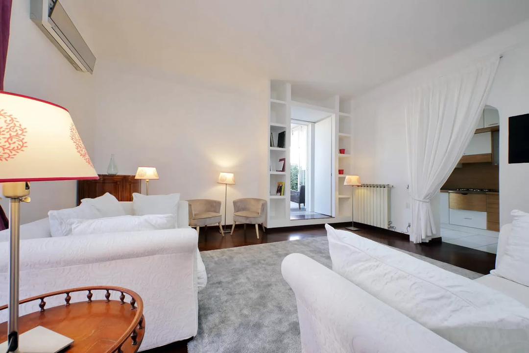 Bright Apartment with Terrace near San Giovanni & Colosseum
